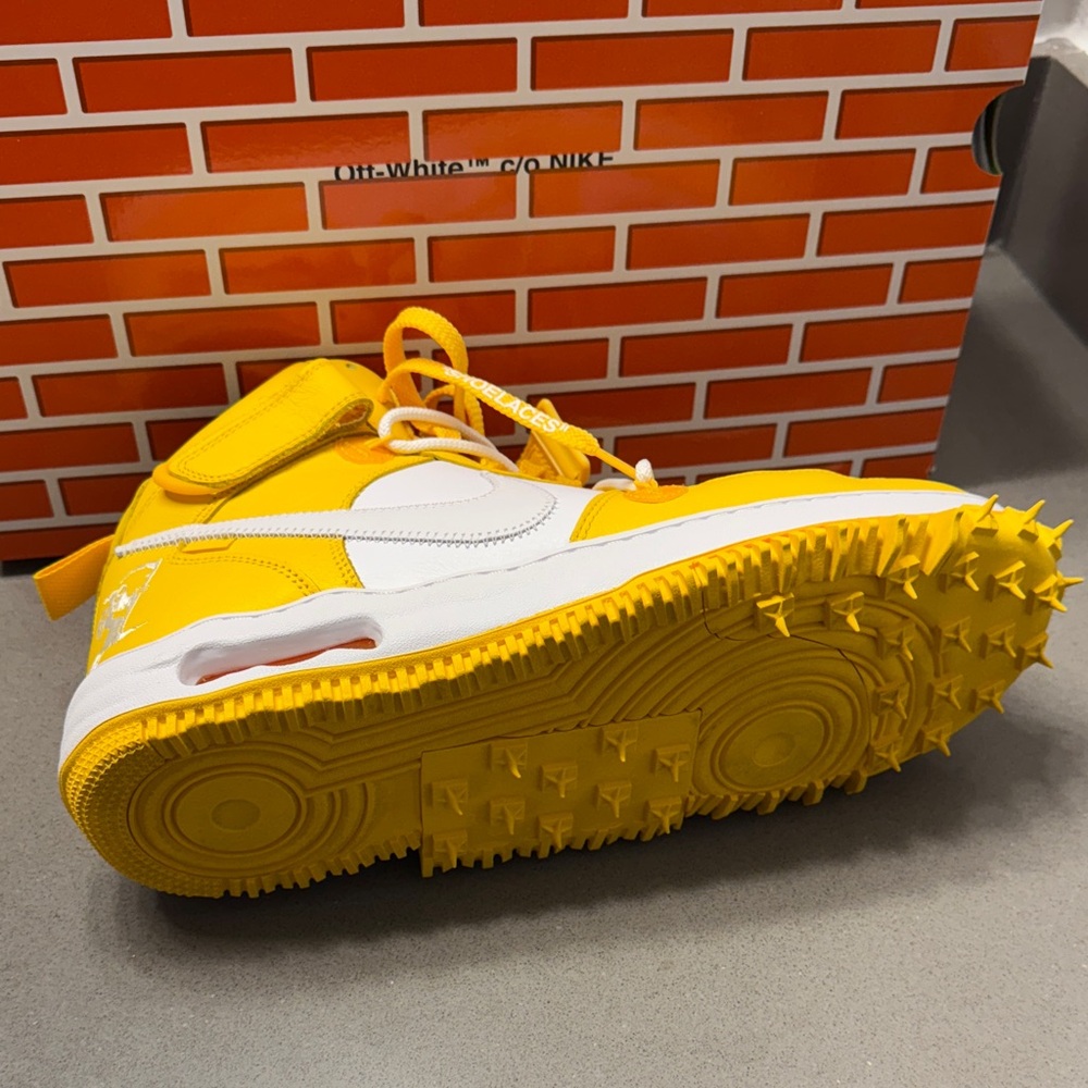 Off-White Air Force 1 Yellow and White Sneakers with Zip Tie. - Picture 5 of 12